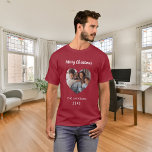 T-shirt Noël rouge photo nom du coeur<br><div class="desc">Chemise rouge. Personnalisez et ajoutez votre propre photo de famille. Cadre en forme de coeur. Ajoutez votre nom de famille et votre année.</div>