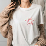 T-shirt Noeud papillon fantaisiste et coquet pour la douch<br><div class="desc">Noeud papillon fantaisiste et coquet pour attacher le noeud mariage moderne boho élégant stylisé écriture manuscrite douche de la mariée ou décor de fête de bachelorette design de t-shirt assorti. Collection contemporaine rouge et rose.</div>