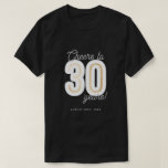 T-shirt Noir & Blanc moderne à 30 ans Anniversaire<br><div class="desc">Un T-shirt moderne noir & blanc est offert jusqu'à 30 ans. Avec "Cheers to 30 years" en typographie script avec "30" en gras sans-serif avec fausse feuille d'or en ligne.</div>