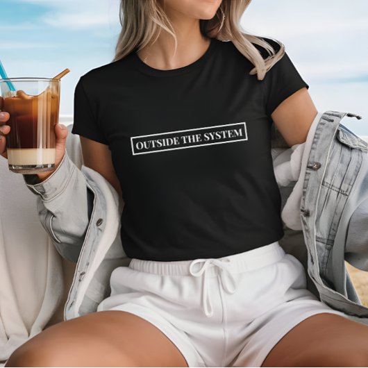 T-shirt Noir Élégant À L'Extérieur Du Slogan Système