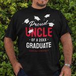 T-shirt Noir rouge fier oncle 2024 Diplômé<br><div class="desc">Jouer avec fierté du succès de votre nièce ou neveux réalisations! Montrez-leur ensuite à quel point vous êtes fier de ces t-shirts de célébration de la remise des diplômes noirs avec des casquettes en mortier en chute, le texte "oncle fier d'un diplômé de 2024", le nom du grade, et la...</div>