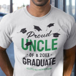 T-shirt Noir vert fier oncle 2024 Diplômé<br><div class="desc">Jouer avec fierté du succès de votre nièce ou neveux réalisations! Montrez-leur ensuite combien vous êtes fier de ces t-shirts de cérémonie de remise de diplômes personnalisés avec des casquettes en mortier en chute, le texte "fier oncle d'un diplômé de 2024", le nom du grade, et la couleur verte pour...</div>