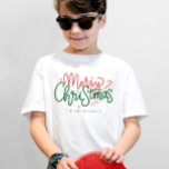 T-shirt Nom de famille de Noël personnalisé<br><div class="desc">Partagez la joie des fêtes avec ce design festif de t-shirt famille de Noël. Parfait pour offrir un cadeau de Noël à toute la famille ! Parfait pour des vacances en famille ou de grands rassemblements en famille !</div>