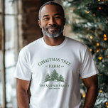 T-shirt Nom de famille personnalisé Christmas Tree Farm Re<br><div class="desc">Entrez dans l’esprit de vacances avec ce t-shirt homme personnalisé ! Doté de votre nom de famille et d'un design rétro de ferme de sapins de Noël en vert sage,  il est parfait pour les rassemblements festifs et les réjouissances de vacances!</div>