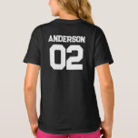 T-shirt Nom de l'équipe sportive Numéro de l'enfant Père c<br><div class="desc">Conception personnalisable avec une équipe de sport ou un nom de famille avec un numéro pour les tenues assorties pour un père et un enfant. Trouvez une chemise de père correspondant dans ma collection "Daddy and Me Matching Designs and Dad Gifts".</div>
