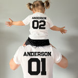 T-shirt Nom de l'équipe sportive Numéro de l'enfant Père c<br><div class="desc">Conception personnalisable avec une équipe de sport ou un nom de famille avec un numéro pour les tenues assorties pour un père et un enfant. Trouvez une chemise de père correspondant dans ma collection "Daddy and Me Matching Designs and Dad Gifts".</div>
