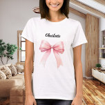 T-shirt Nom de ruban rose<br><div class="desc">Pour un t-shirt léger. Décoré d'un ruban rose. Personnalisez et ajoutez votre nom. Texte noir.</div>