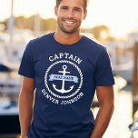 T-shirt Nom du bateau-frontière de la corde d'ancrage du c<br><div class="desc">Tee - shirt bleu marine avec ancre marine blanche entourée d'une bordure de corde. De l'autre côté de l'ancre se trouve un ruban bleu clair portant le nom de votre bateau. Ajoutez le titre,  par exemple le capitaine,  en haut et un nom personnalisé en bas.</div>