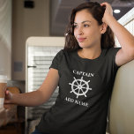 T-shirt Nom du capitaine ou de l'embarcation avec le chape<br><div class="desc">Chauffe-roue de navires nautiques avec votre nom de capitaine personnalisé ou nom de bateau sur T-Shirt pour dames blanches.</div>