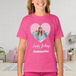 T-shirt Nom du coeur photo fille rose<br><div class="desc">Personnalisez et ajoutez un nom et une photo dans le cadre en forme de coeur. Texte blanc.</div>