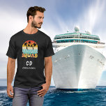 T-shirt Nom monogramme noir rétro de l'équipe de croisière<br><div class="desc">Un arrière - plan noir. Décoré avec une image rétro avec un coucher de soleil,  des palmiers et le texte : Croisière Squad. Personnalisez et ajoutez votre prénom,  vos initiales monographiques et votre nom complet.</div>