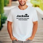 T-shirt Nom personnalisé Classe blanche de 2025 Graduation<br><div class="desc">Le design personnalisé moderne de t-shirt de graduation blanc présente le prénom du diplômé dans un style décoratif noir en gras avec accent casquette gris (peut être repositionné si nécessaire) et le libellé minimal de l'année de classe et du nom de l'école qui peut être personnalisé avec les informations de...</div>
