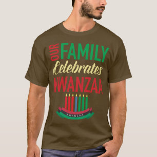 T-shirt Notre famille célèbre Kwanzaa Kinara