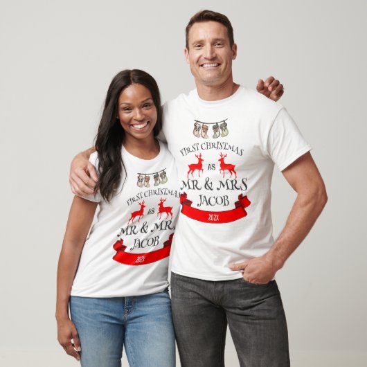 T-shirt Notre premier Noël en tant que M. et Mme Newlywa (Unisexe)