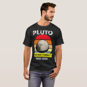 T-shirt N'oubliez jamais Pluto Funny Space Science Retro A (Devant entier)