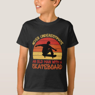 T-shirt N'oubliez jamais un vieil homme avec un skateboard