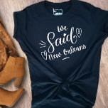 T-shirt Nous Avons Dit La Nouvelle-Orléans Drôle Bachelore<br><div class="desc">Un design moderne pour la fête de mariage ou pour une bachelorette s'évader. Les mots tourbillonnant" Nous avons dit La Nouvelle Orléans" sur un tee noir,  a un coeur et est sûr d'être remarqué. Bachelorette Destination... .New Orleans,  Peut être porté pour le dîner de répétition,  et avec votre mariage.</div>
