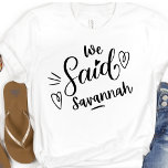 T-shirt Nous Avons Dit Savannah Funny Bachelorette Blanche<br><div class="desc">Un design moderne pour la fête de mariage ou pour une bachelorette s'évader. Les mots tourbillonnant" Nous avons dit Savannah" sur un tee blanc,  a un coeur et est sûr d'être remarqué. Bachelorette Destination... .Savannah Georgia,  Peut être porté pour le dîner de répétition,  et avec votre mariage.</div>