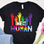 T-shirt Nous sommes tous humains LGBTQ orgueil arc-en-ciel<br><div class="desc">Un beau t-shirt coloré de la fierté LGBTQ avec une illustration de mains de couleur arc-en-ciel avec la citation "Nous sommes tous humains". Avec ce T-shirt de sensibilisation des gay pride, vous pouvez répandre un peu d'égalité et montrer au monde que vous êtes un fier membre de la communauté LGBTQ....</div>