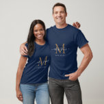 T-shirt Nouveau marié M. Mme Monogram Noms Année Marine Bl<br><div class="desc">Chic, moderne et simple monogrammed matchboxes avec le texte Mr et Mrs en blanc élégant écriture calligraphie sur un arrière - plan bleu marine avec votre monogramme en faux or. Ajoutez simplement votre nom de famille, année établie et monogramme dans la typographie stylisée. Un cadeau de luxe parfait pour les...</div>