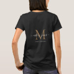 T-shirt Nouveau marié M. Mme Monogram Noms Année Or Noir<br><div class="desc">Chic, moderne et simple t-shirt monogrammed avec le texte Mr et Mrs en blanc élégant calligraphie manuscrite sur un arrière - plan noir avec votre monogramme en faux or. Ajoutez simplement votre nom de famille, année établie et monogramme dans la typographie stylisée. Un cadeau de luxe parfait pour les mariages...</div>