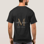 T-shirt Nouveau marié M. Mme Monogram Noms Année Or Noir<br><div class="desc">Chic, moderne et simple t-shirt monogrammed avec le texte Mr et Mrs en blanc élégant calligraphie manuscrite sur un arrière - plan noir avec votre monogramme en faux or. Ajoutez simplement votre nom de famille, année établie et monogramme dans la typographie stylisée. Un cadeau de luxe parfait pour les mariages...</div>