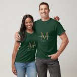 T-shirt Nouveau marié M. Mme Monogram Noms Année Vert fonc<br><div class="desc">Chic, moderne et simple monogrammed matchbox avec le texte Mr et Mrs en blanc élégant calligraphie manuscrite sur un arrière - plan vert foncé avec votre monogramme en faux or. Ajoutez simplement votre nom de famille, année établie et monogramme dans la typographie stylisée. Un cadeau de luxe parfait pour les...</div>