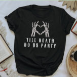 T-shirt NOVA Épouse crânienne ou mort jusqu'à la mort Bach<br><div class="desc">Ce t-shirt "Jusqu'à la mort faisons-nous la fête" est doté d'un squelette en forme de coeur et d'une police pointue. Associez cette chemise à la chemise "mariée ou morte" pour la mariée,  pour un look de bachelorette cohésif.</div>