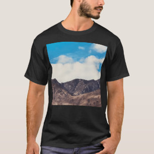 T-shirt Nuages Éthérés Dansant Au-Dessus D'Élégants sommet