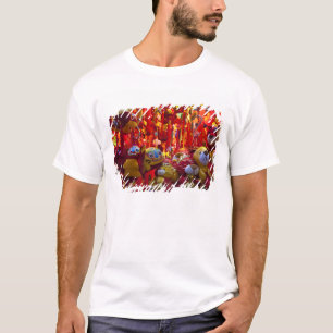 T-shirt Objets colorés à vendre dans une boutique à Hon