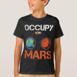 T-shirt Occupy Mars Austronaut Space Ship Science<br><div class="desc">Le cadeau idéal pour votre amie,  épouse,  maman,  grand-mère ou fille. Idéal pour les amoureux de la galaxie,  des étoiles,  de la navette spatiale et des astronautes.</div>