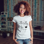 T-shirt Officiellement, Mme. | Nouvelle mariée personnalis<br><div class="desc">Cette chemise branchée et élégante est dotée d'une typographie noire tourbillonnant et élégante qui dit "officiellement Mme" et de votre nouveau nom ! On y trouve également un coeur chic et assorti.</div>