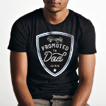 T-shirt Officiellement promu à Papa Bleu Badge<br><div class="desc">Un cadeau amusant et mémorable pour un nouveau père (papa). Faites-le officiellement et faites la promotion de votre mari extraordinaire pour papa avec notre t-shirt "Officiellement promu à papa". Le design comprend un design typographique élégant et amusant qui associe écriture et lettrage à la main dans un design officiel moderne...</div>