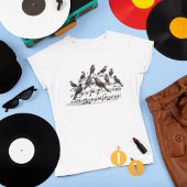T-shirt oiseaux noirs assis sur une composition musicale 3
