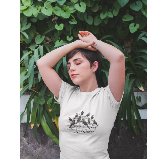 T-shirt oiseaux noirs assis sur une composition musicale 3