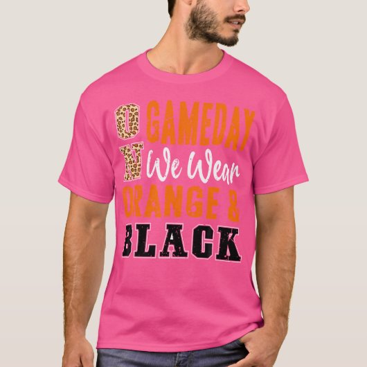 T-shirt On Gameday Football We Wear Orange And Black Schoo (Devant)