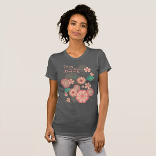 T-shirt Ornement floral de jardin de pêchers volant paon a