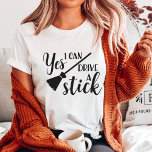 T-shirt Oui, je peux conduire un bâton | Drôle Halloween<br><div class="desc">Drôle t-shirt Halloween avec la citation "oui,  je peux conduire un bâton" en lettres noires avec une illustration de broomstick. Enfilez cette Halloween et déposez votre sorcière intérieure avec ce mignon tee de citation !</div>