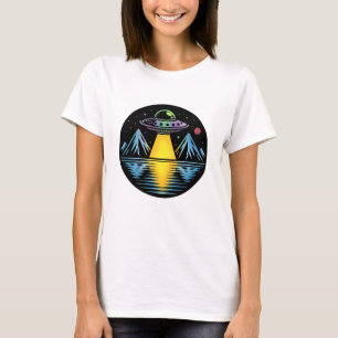 T-shirt OVNI rétro dans les montagnes se reflétant dans l'