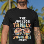 T-shirt Palmiers rétro lunettes de soleil super vacances e<br><div class="desc">Préparez-vous à chanter en style avec ce t-shirt de vacances personnalisable en famille! Embrassez les vibes ensoleillées avec une illustration de lunettes de soleil vibrantes, accompagnée de palmiers balançants. La légende "vacances en famille" apparaît dans une police rétro colorée, ajoutant une touche de nostalgie à votre escapade. Personnalisez-le avec votre...</div>