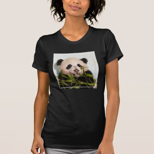 T-shirt Panda géant se penchant contre le mur (Devant)