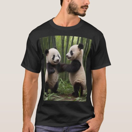 T-shirt Pandas Bébés En Jeu Dans Une Forêt De Bambou, (Devant)