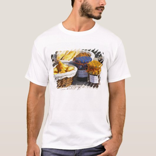 T-shirt Panier avec croissants et pains au chocolat. (Devant)