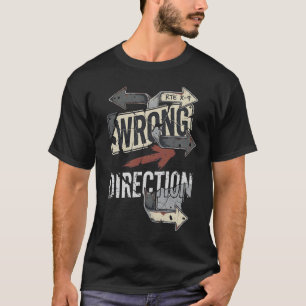 T-shirt Panneau de flèche en détresse dans la mauvaise dir