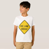 T-shirt Panneau jaune de la route du pont à une voie (Devant entier)