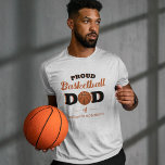 T-shirt papa de basket-ball personnalisé<br><div class="desc">T-shirt papa de basket avec un texte rétro moderne et un ballon de basket aux couleurs classiques de noir et d'orange,  personnalisé avec votre nom d'enfant.</div>