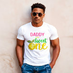 T-shirt Papa de Sweet une citronnelle rose<br><div class="desc">Papa of the Sweet one rose lemonade première fille fête d'anniversaire t-shirt personnalisé,  mignon jaune citron rose jaune vert d'été chemise de fête d'anniversaire papa chemise d'anniversaire</div>
