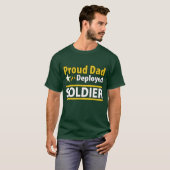 T-shirt Papa fier d'une chemise déployée de soldat (Devant entier)