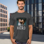 T-shirt Papa Hero Typographie blanche Papa Photo Grey<br><div class="desc">Papa Hero Typographie Blanche Papa Photo Grey T-Shirt. Le texte est en caractères blancs simples dessinés à la main. Ajoutez votre photo. Tu peux changer papa,  papa,  papa,  pap, ... </div>