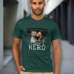 T-shirt Papa Héros White Typographie Papa Photo Green<br><div class="desc">Papa Héros Typographie Blanche Papa Photo T-Shirt Vert Le texte est en caractères blancs simples dessinés à la main. Ajoutez votre photo. Tu peux changer papa,  papa,  papa,  pap, ... </div>